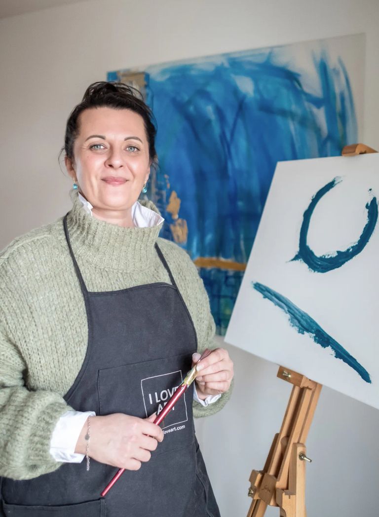 Portrait von Melanie Hafner by limiloulu | Pinsel in der Hand - stehend neben Leinwand 