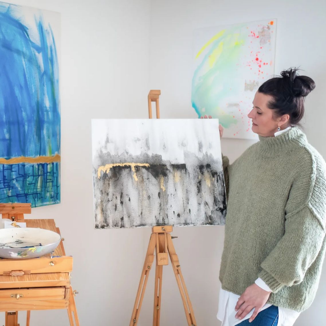 Portrait von Melanie Hafner - MelArt Farbenkunst stehend an ihren Acrylbildern 