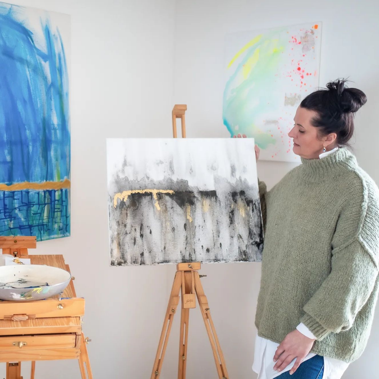 Portrait von Melanie Hafner - MelArt Farbenkunst stehend an ihren Acrylbildern 